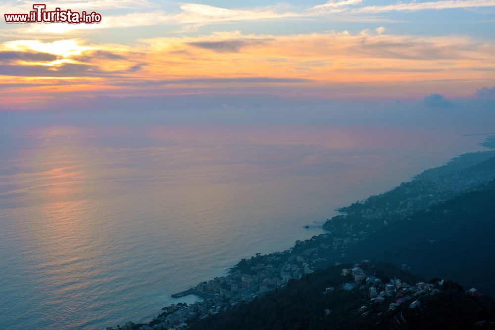 Immagine Uno splendido tramonto su Pieve Ligure, Genova. L'antica denominazione di questo territorio era Pieve di Sori; il Comune si trova al confine est di Bogliasco e a ovest di Sori.