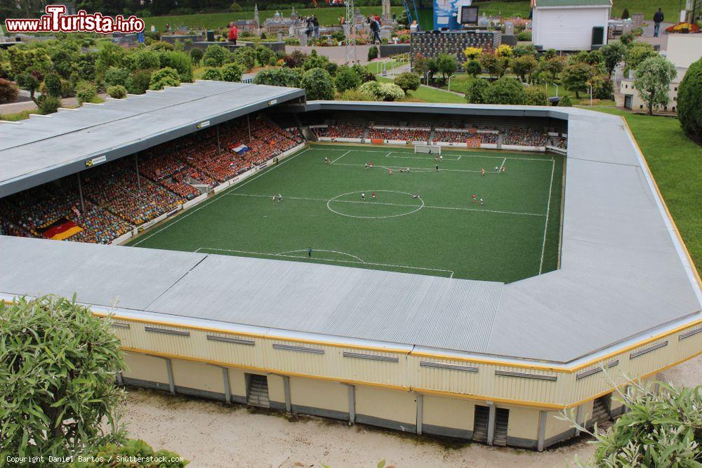 Immagine Uno stadio olandese riprodotto al parco Madurodam, L'Aia - © Daniel Bartos / Shutterstock.com