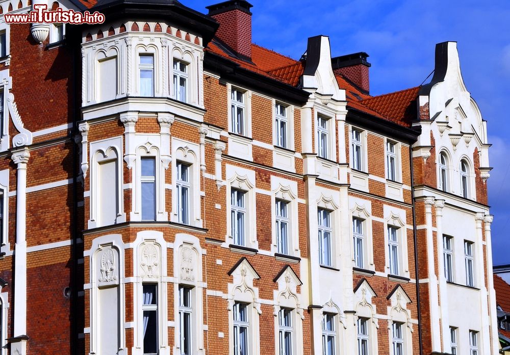 Immagine Uno storico edificio di Olsztyn, Polonia. Questo suggestivo borgo vanta una storia di oltre 650 anni e conserva tracce visibili del suo passato nell'architettura di edifici e palazzi.