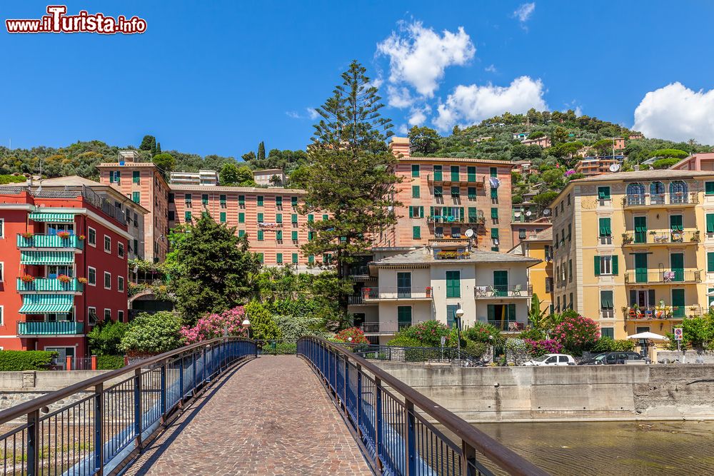 Immagine Uno stretto ponticello nella cittadina di Recco, Genova, Liguria. A fargli da cornice le tradizionali case dalle facciate dipinte.