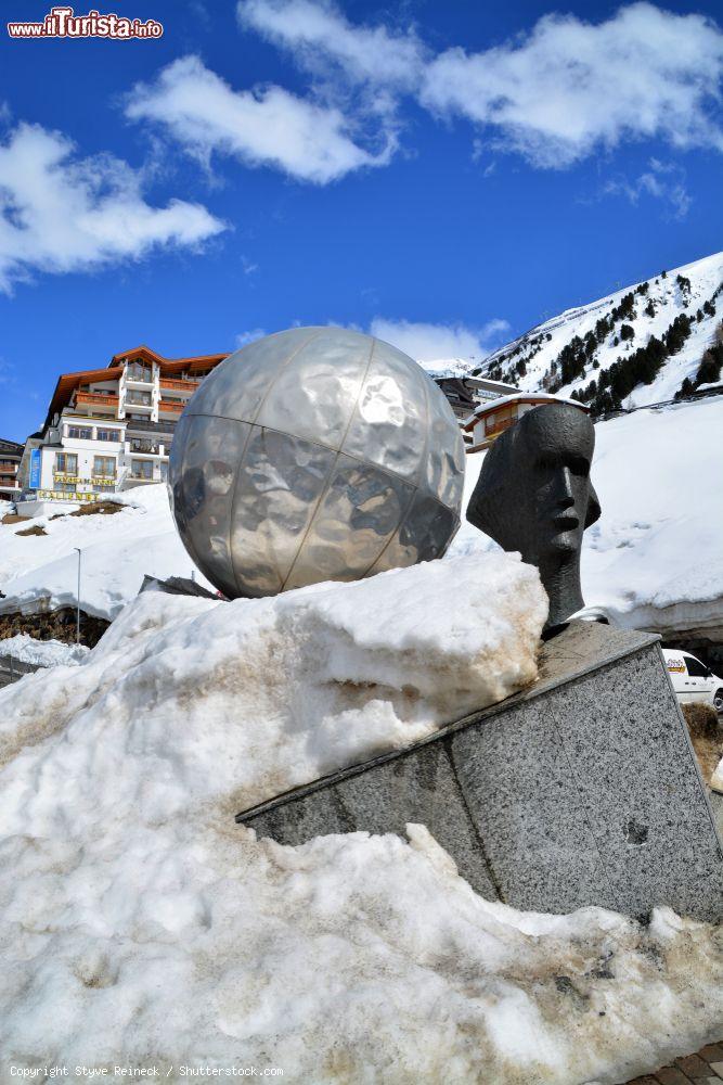 Immagine Un'opera d'arte nel paesaggio innevato di Obergurgl, Austria - © Styve Reineck / Shutterstock.com