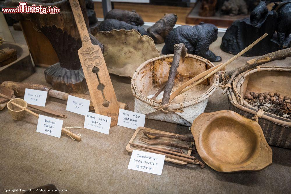 Immagine Utensili da cucina esposti al Kaneto Kawamura Ainu Museum di Asahikawa, isola di Okkaido, Giappone. Si tratta della più antica collezione di oggetti della popolazione indigena Ainu - © Faer Out / Shutterstock.com