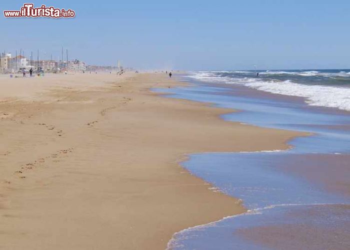 Immagine Vacanza al mare a Castelldefels vicino a Barcellona, Spagna - Situata lungo la costa della Catalogna, questa graziosa località marittima è diventata meta di villeggiatura prima per gli abitanti della capitale spagnola e poi per i turisti di tutt'Europa a partire dagli anni '50 del 1900. Le acque limpide che lambiscono la spiaggia sono perfette per praticare sport acquatici e rilassarsi al sole © Karol Kozlowski / Shutterstock.com