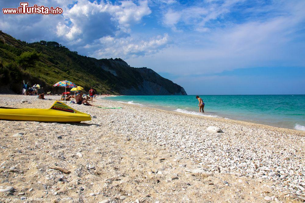 Immagine Vacanze nella spiaggia di Mezzavalle a Portonovo nelle Marche. - © Lukasz Ropczynski / Shutterstock.com