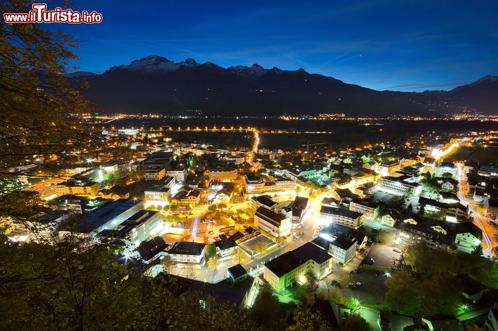 Immagine Vaduz by night, Liechtenstein. Ubicata lungo il fiume Reno, questa cittadina venne fondata attorno al 1322 dai conti di Werdenberg.
