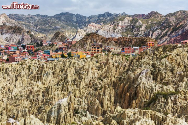 Immagine Valle della Luna a La Paz, Bolivia. Una bella veduta panoramica di questa valle situata a 10 chilometri dal centro di La Paz: si tratta di una zona unica con paesaggi lunari e bizzarre formazioni geologiche - © Galyna Andrushko / Shutterstock.com