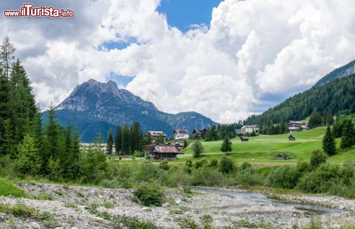 Immagine Valle di Sappada in estate, Veneto  - I bei paesaggi dolomitici che ospitano la località di Sappada fotografati in estate © pisaphotography / Shutterstock.com