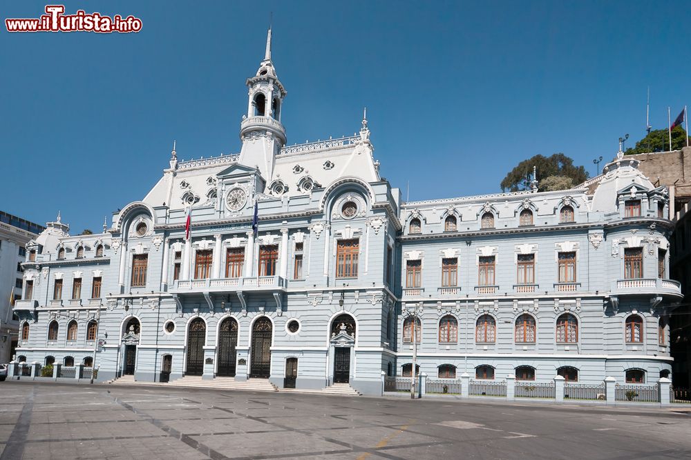 Immagine Valparaíso, Cile: l'Edificio de la Comandancia en Jefe de la Armada de Chile si trova nella centralissima Plaza Sotomayor, di fronte al Monumento agli Eroi di Iquique.