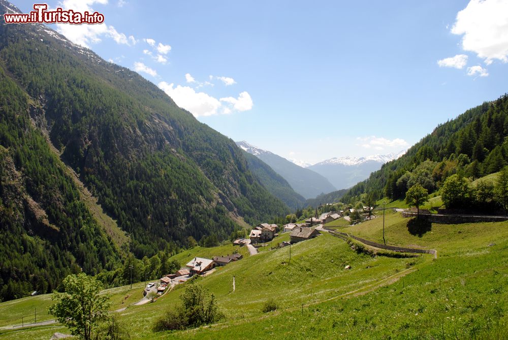 Immagine Valpelline, località di montagna nei pressi di Aosta. Si trova in una vasta conca fra prati e frutteti.