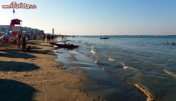 Immagine Il bagnasciuga di Valverde di Cesenatico al pomeriggio verso l'ora del tramonto.