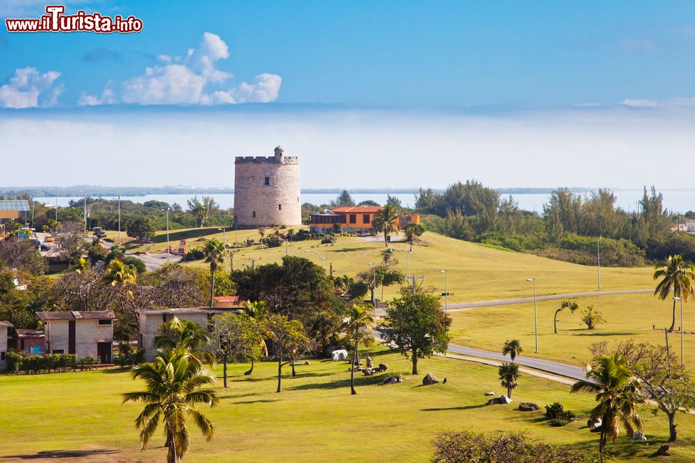 Immagine Il panorama di Varadero (Cuba). Sullo sfondo si può notare il serbatoio idrico della località turistica cubana.