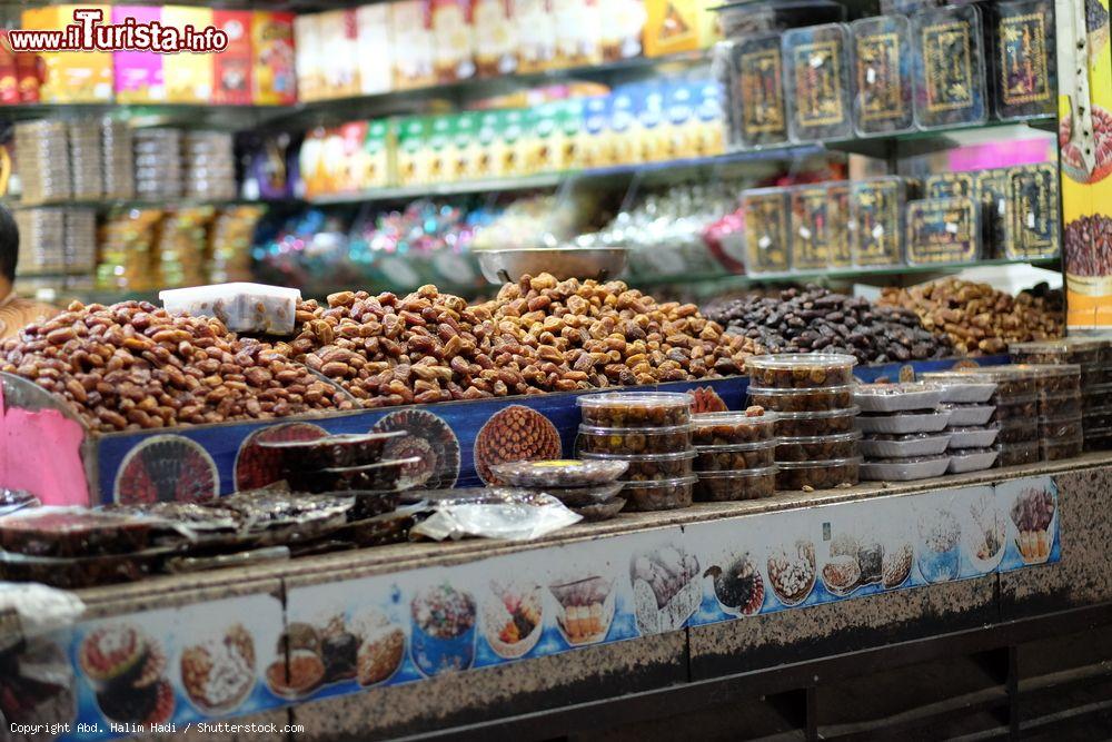 Immagine Varietà di datteri in vendita in un bazaar vicino alla moschea Nabawi, Medina, Arabia Saudita - © Abd. Halim Hadi / Shutterstock.com