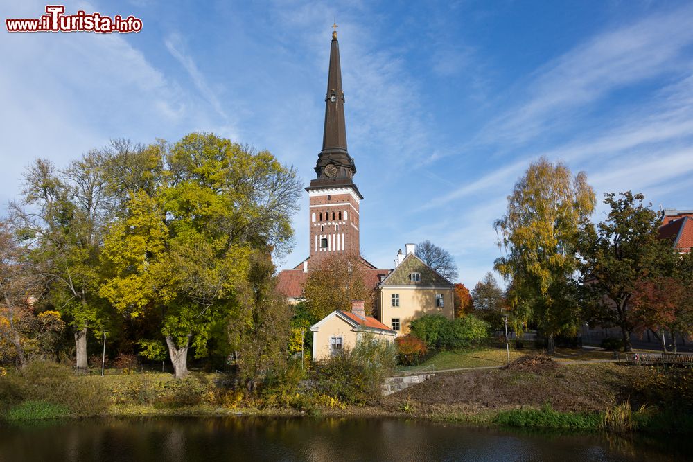 Immagine Vasteras, la cattedrale gotica, Svezia. La sua bella guglia è stata costruita dall'architetto svedese Nicodemus Tessin il Giovane.