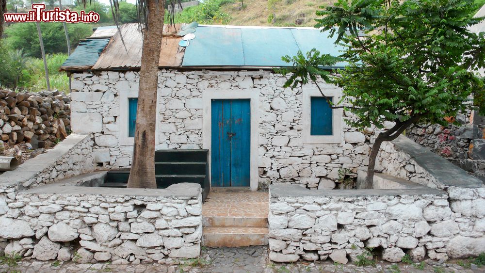 Immagine Una vecchia baracca degli schiavi sull'isola di Santiago (Capo Verde, Africa).
