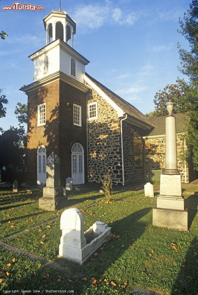 Immagine La vecchia chiesa svedese con il cimitero a Wilmington, Delaware, Stati Uniti - © Joseph Sohm / Shutterstock.com