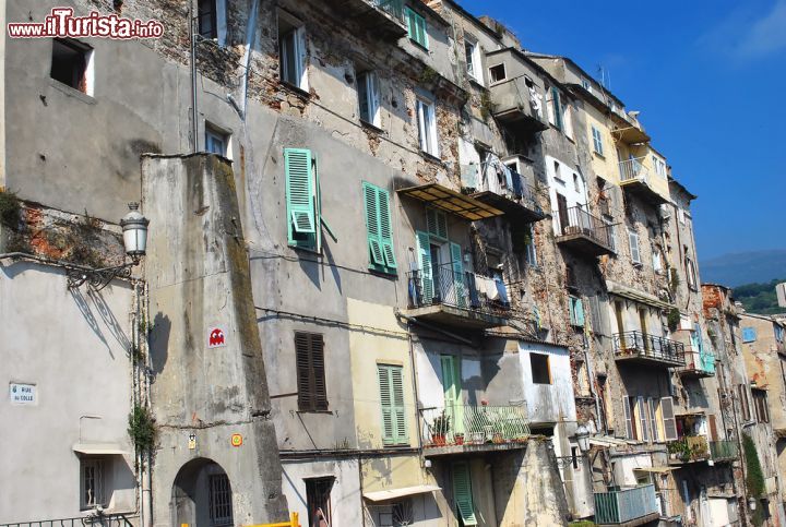 Immagine Vecchia Cittadella a Bastia, Corsica. La facciata di un'antica costruzione di questo quartiere della città corsa.