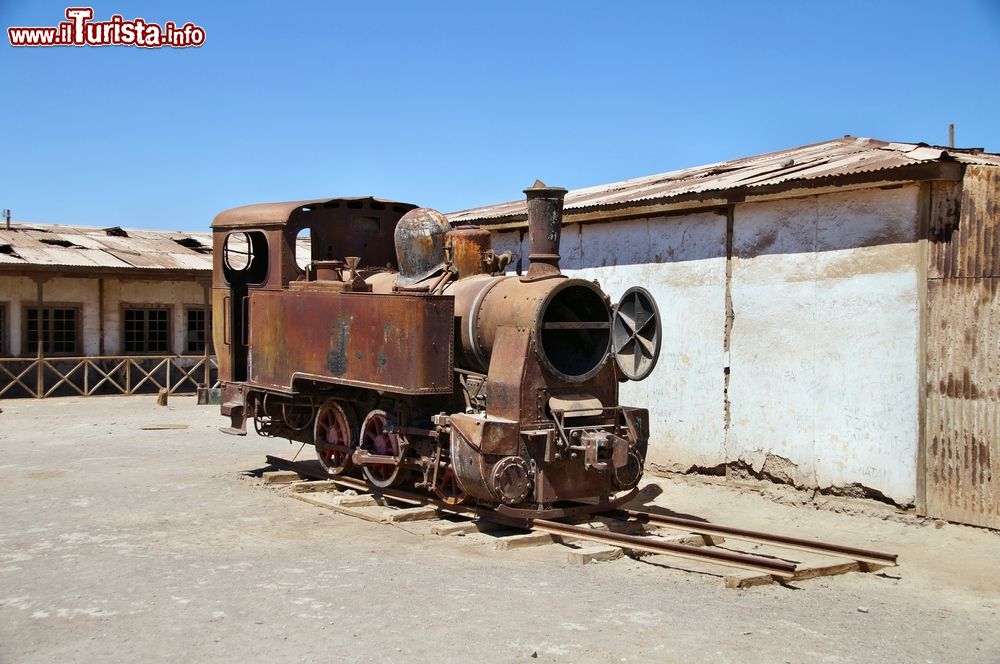 Immagine La vecchia locomotiva arrugginita di un treno nella città fantasma di Humberstone nei pressi di Iquique, Cile.