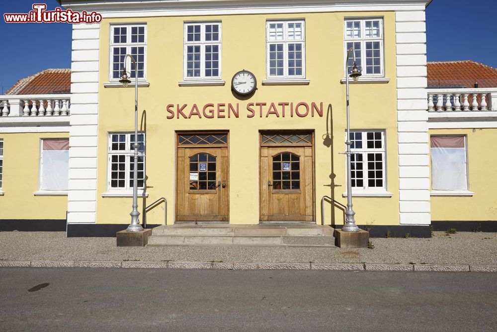 Immagine La vecchia stazione centrale di Skagen, Danimarca. Questo edificio rappresenta una delle tipiche costruzioni in stile danese con muri color ocra, tetto rosso e fughe bianche.