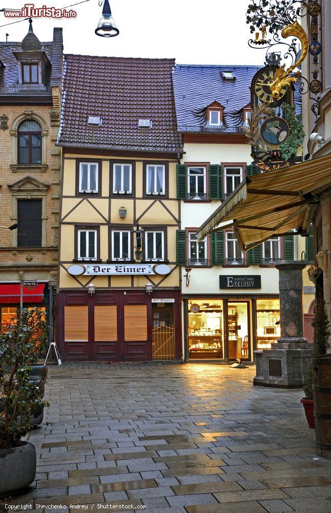 Immagine Una vecchia stradina nella città di Wiesbaden, Germania. Siamo in un'elegante cittadina con edifici in stile neoclassico, molti dei quali costruiti dopo la Seconda Guerra Mondiale - © Shevchenko Andrey / Shutterstock.com