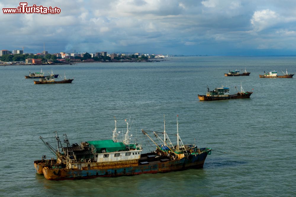 Immagine Vecchie barche da pesca arrugginite al porto di Conakry, Guinea. Questa città portuale si affaccia sull'Oceano Atlantico.