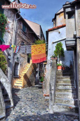 Immagine Vecchie case nel centro storico di Albissola Marina, Savona, Liguria - © maudanros / Shutterstock.com