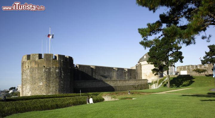 Immagine Vecchio castello di Brest, Francia - Inizialmente questo bel maniero di origini gallo-romane, posto all'estuario del fiume Penfeld, assomigliava più a un campo fortificato di 400 metri di lunghezza e 230 di larghezza che a un vero e proprio castello © isaxar / Shutterstock.com