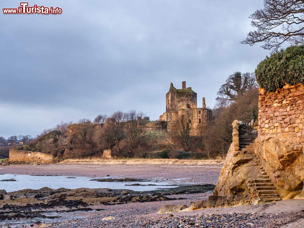 Immagine Il vecchio castello medievale di Ravenscraig vicino a Kirkcaldy, Scozia, UK. Costruito per ordine del re Giacomo II° nel XV° secolo, questo castello è stato il primo in tutta la Scozia con i cannoni. E' situato in una delle estremità della costa della città su una scogliera e protetto da un muro difensivo. In primo piano la scala in pietra che collega alla spiaggia.