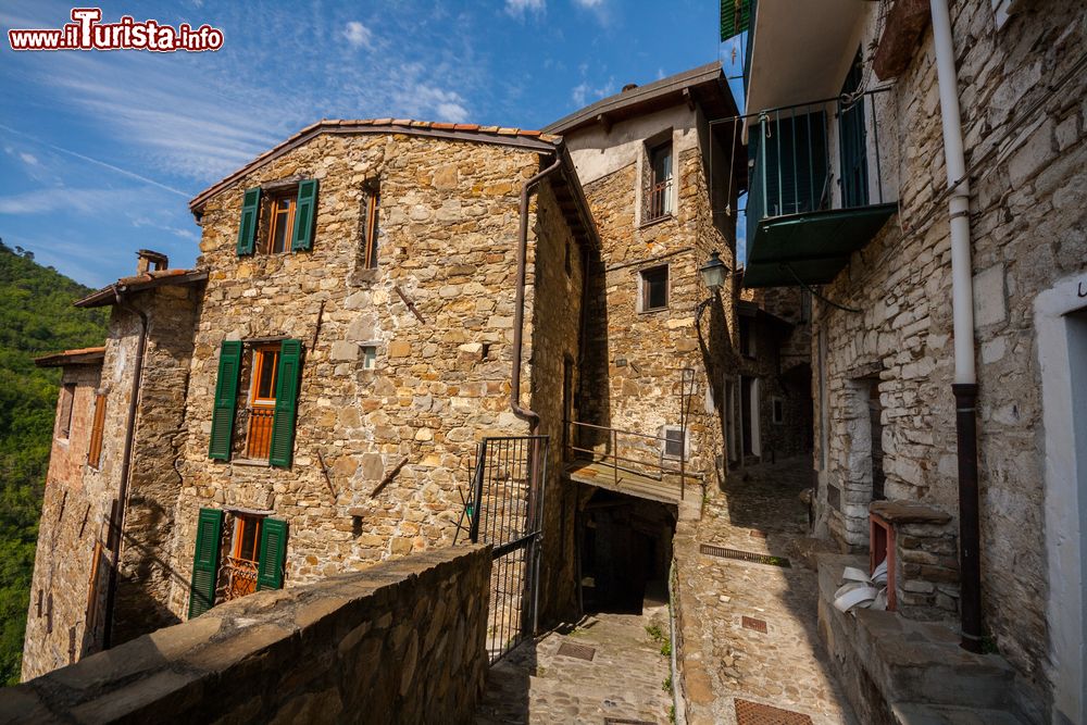 Immagine Il vecchio centro storico di Apricale, provincia di Imperia, Liguria. Il borgo è stato fondato ufficialmente attorno al X° secolo dai conti provenienti da Ventimiglia per poi passare nel 1276 alla famiglia dei Doria.