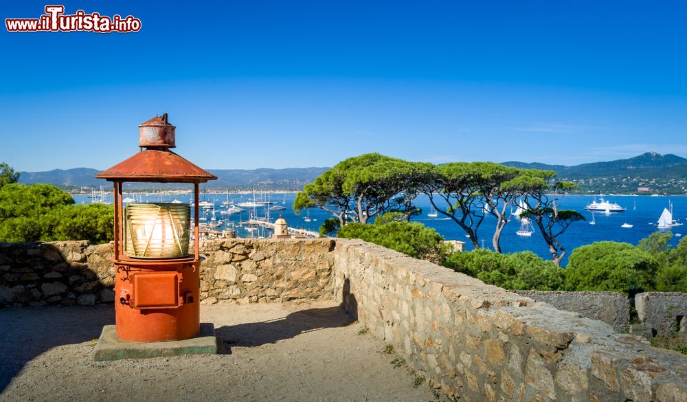 Immagine Vecchio faro al museo marittimo di Saint-Tropez, Francia.