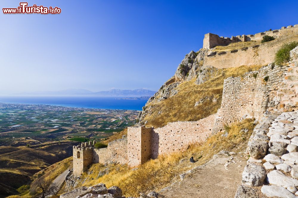 Immagine Vecchio forte a Corinto, Peloponneso, Grecia.