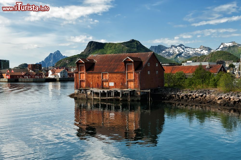 Immagine Vecchio magazzino sul porto a Svalvoer, Lofoten, Norvegia.