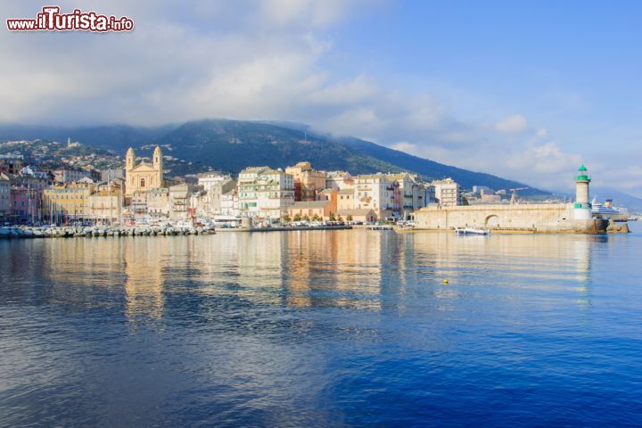 Immagine Vecchio porto di Bastia, Corsica. Una bella veduta panoramica del vecchio porto cittadino.