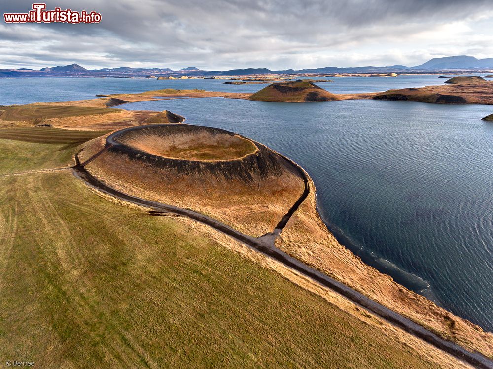 Immagine Veduta aerea con drone del lago Myvatn in Islanda, una delle zone migliori per una vacanza nella natura.