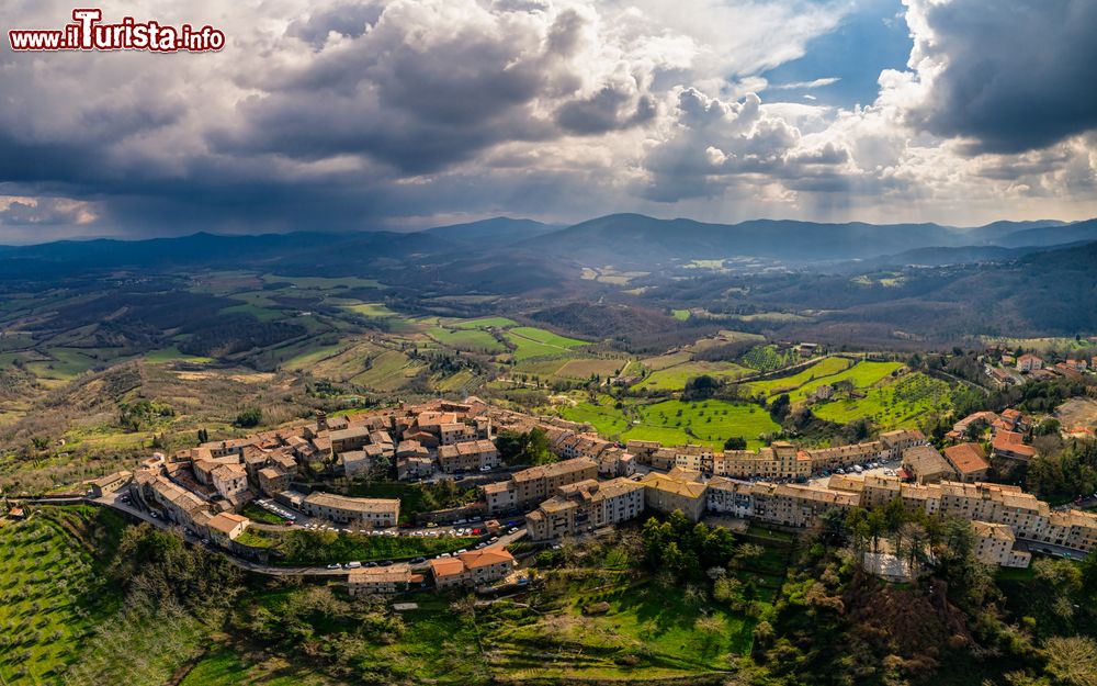 Immagine Veduta aerea del borgo di Chiusdino in Toscana