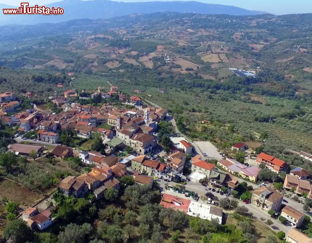 Immagine Una veduta aerea del borgo di Controne in Campania