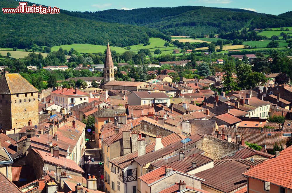 Immagine Veduta aerea del borgo medievale di Cluny, Francia. Oltre alla celebre abbazia, Cluny riserva altri interessanti monumenti da ammirare fra cui la Torre dei Formaggi e la Scuderia Nazionale.