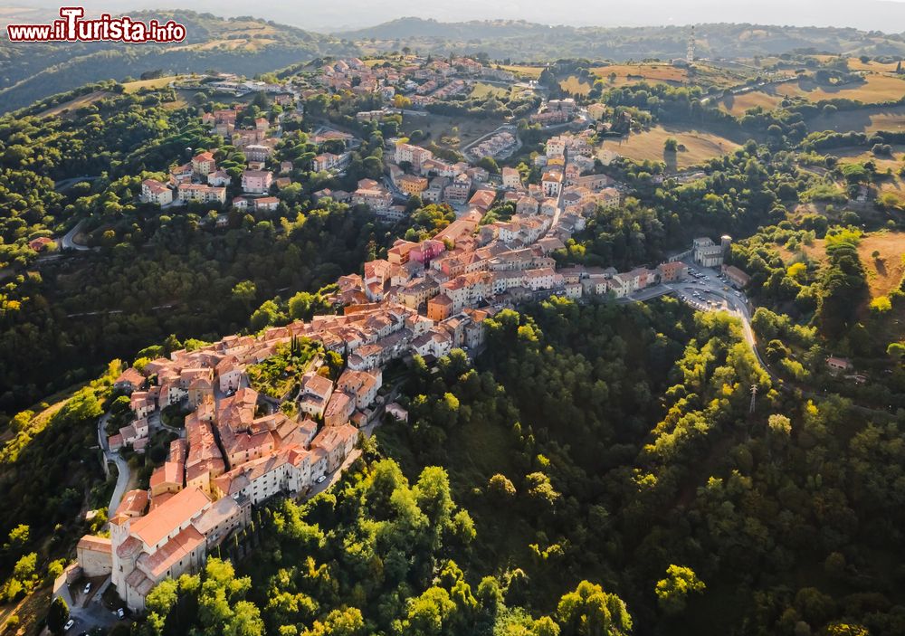 Immagine Veduta aerea del borgo toscano di Scansano in Maremma, provincia di Grosseto