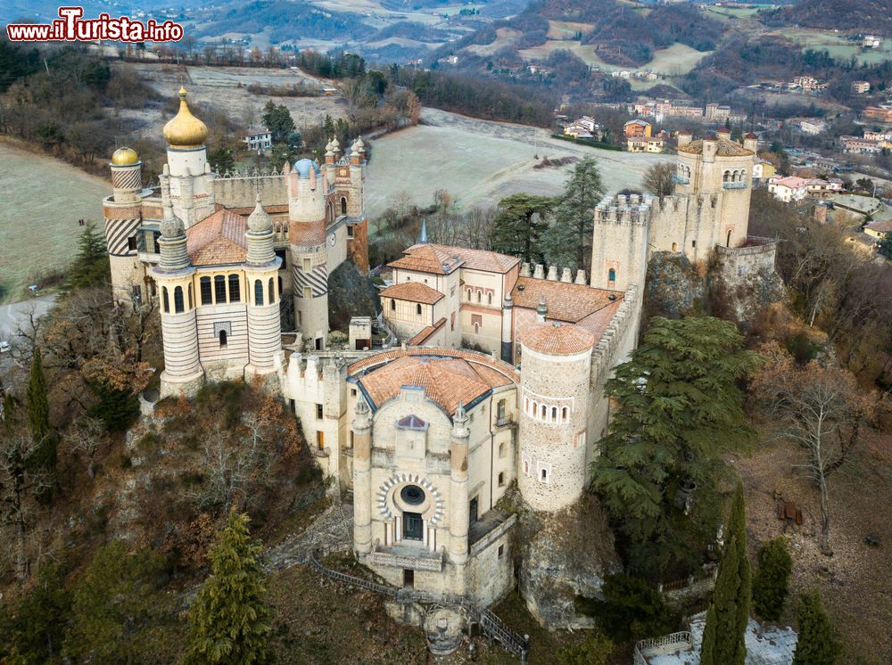 Immagine Veduta aerea del castello della Rocchetta Mattei, comune di Grizzana Morandi, provincia di Bologna