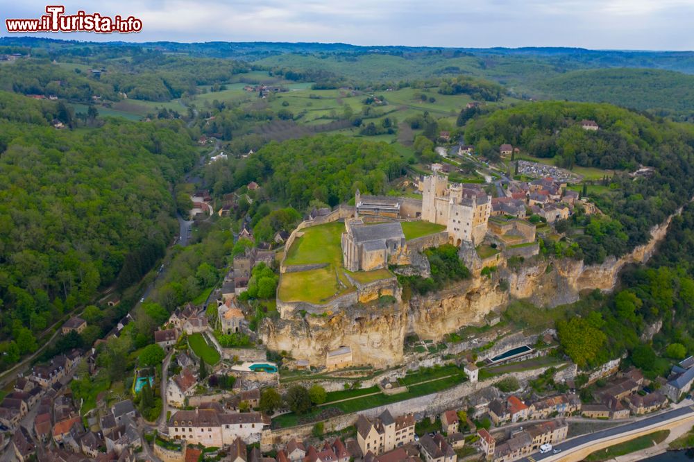 Immagine Veduta aerea del castello di Beynac nel borgo di Beynac-et-Cazenac, Dordogna, Francia. Protetto da una doppia cinta di mura, il castello domina la Dordogna che scorre 150 metri più in basso.