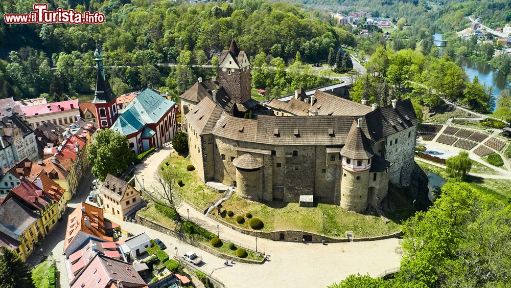 Immagine Veduta aerea del Castello di Loket in Boemia, Repubblica Ceca