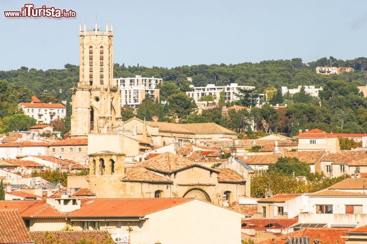 Immagine Veduta aerea del centro di Aix-en-Provence, Francia - Una splendida fotografia scattata dall'alto sulla signorile cittadina di Aix en Provence, chiamata affettuosamente Aix dai francesi. Intrisa di eleganza, quella che fu la capitale dei conti di Provenza ospita più di 200 ville settecentesche caratterizzate dal giallo di questa regione © Giancarlo Liguori / Shutterstock.com