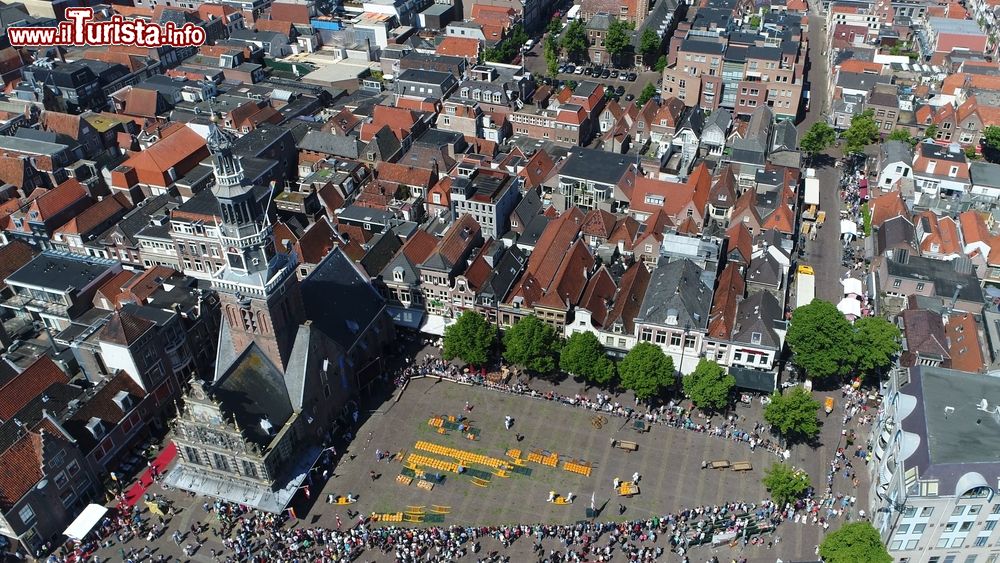 Immagine Veduta aerea del centro di Alkmaar, si può notare il colore giallo delle bancarelle di formaggio Gouda