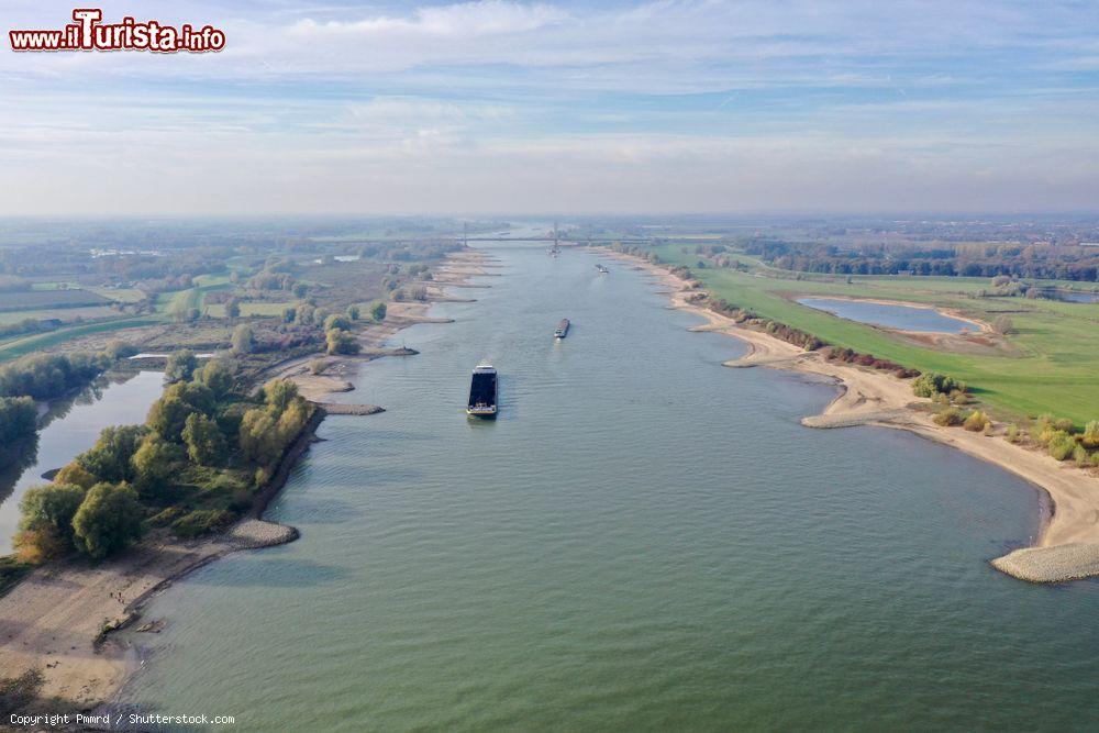 Immagine Veduta aerea del fiume Maas (Olanda) in autunno a Nijmegen. La bassa marea è dovuta alla siccità e al passaggio delle navi - © Pmmrd / Shutterstock.com