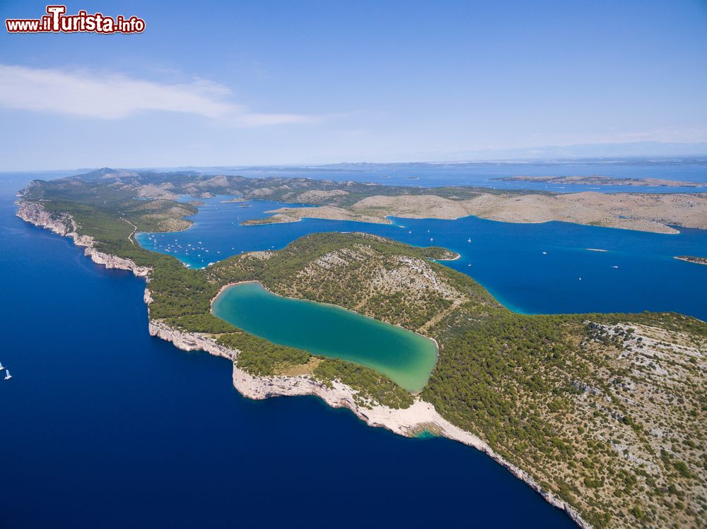 Immagine Veduta aerea del lago Slano nel parco naturale di Telascica, Croazia. Un suggestivo panorama di quest'area protetta situata nella baia di Telascica sull'Adriatico. Siamo nei pressi delle isole Kornati.