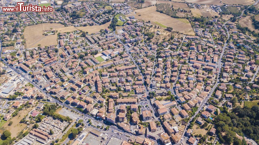 Immagine Veduta aerea del villaggio di Anguillara Sabazia, Lazio. Situata nel cuore dei monti Sabatini, la cittadina vanta origini nel I° o II° secolo A.C.