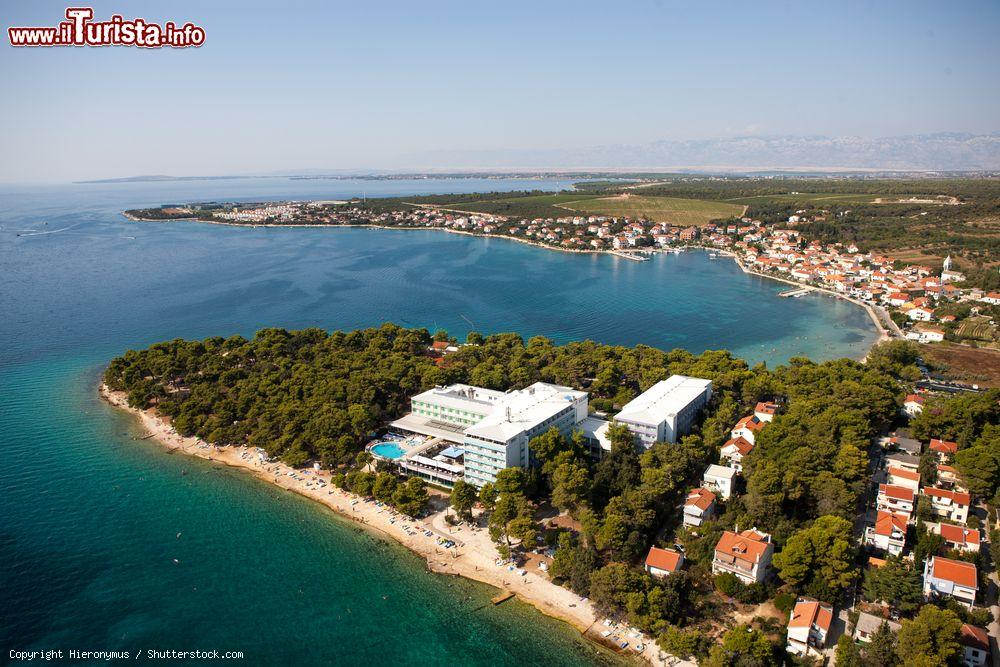 Immagine Veduta aerea del villaggio di Petrcane, Dalmazia, Croazia. La bellissima baia in cui si trova questa località è circondata da due penisole: Punta Radman e Punta Skala - © Hieronymus / Shutterstock.com