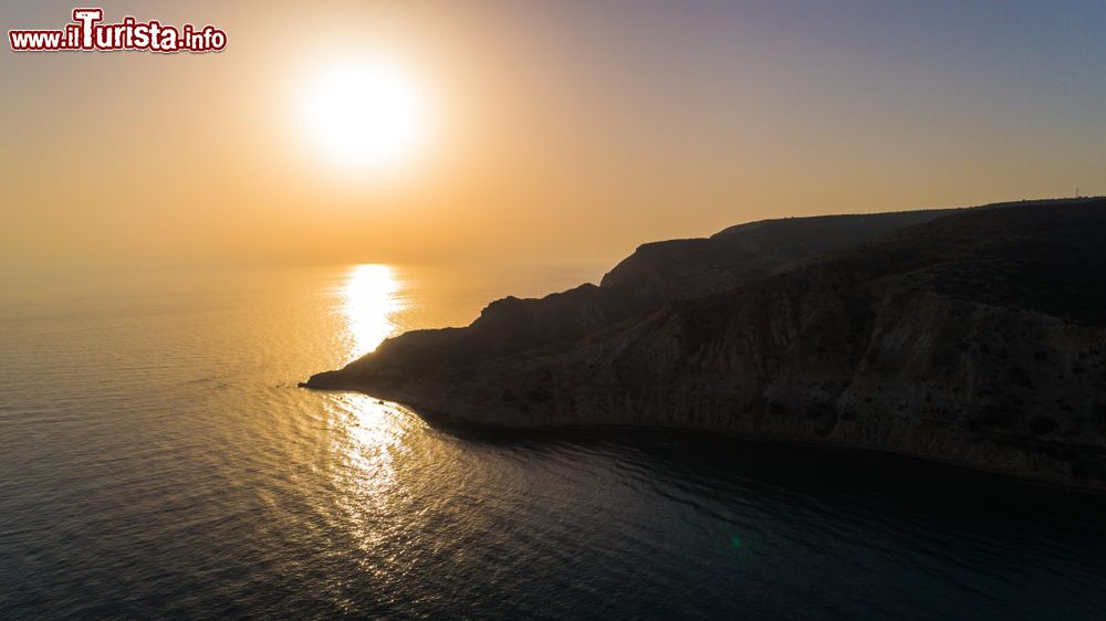 Immagine Veduta aerea della baia di Pissouri, Cipro, al tramonto: questo borgo fra i più rinomati dell'isola si trova tra Limassol e Paphos.