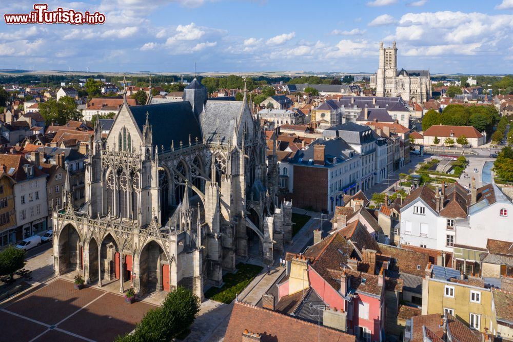 Immagine Veduta aerea della basilica di Sant'Urbano a Troyes, Francia.