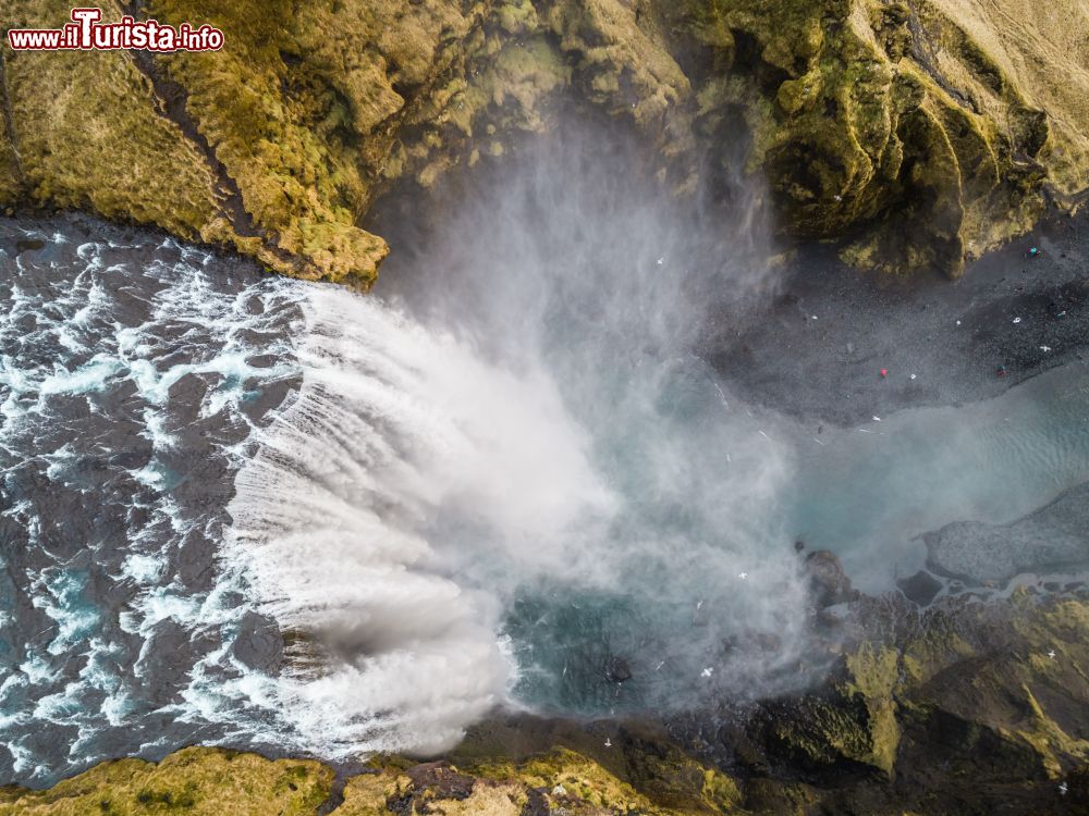 Immagine Veduta aerea della cascata di Skogafoss, Islanda. L'imponente cascata è l'ultima di una serie di 20 situate sul fiume Skogaa. L'acqua che riversa è quella proveniente dal ghiacciaio Myrdals.