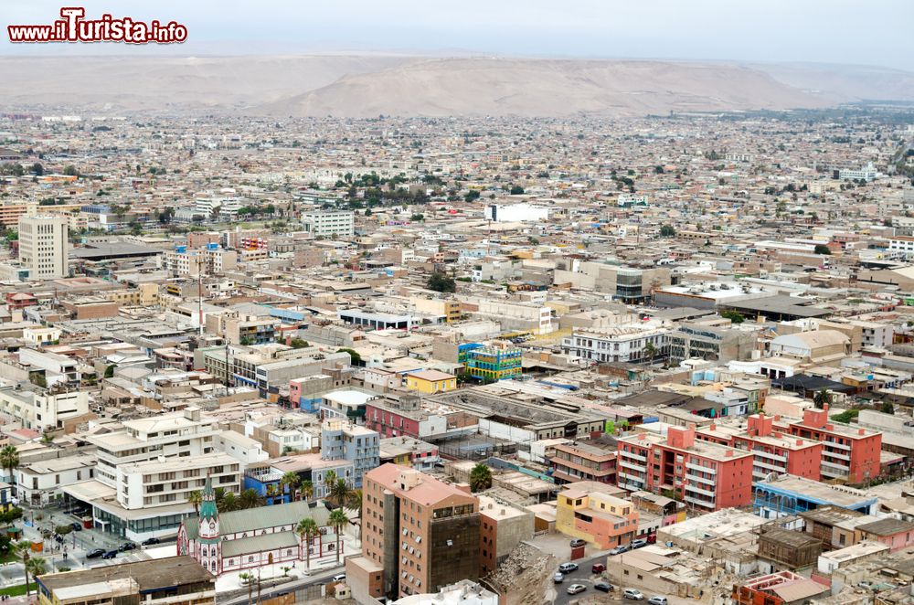 Immagine Veduta aerea della città cilena di Arica. E' conosciuta come la "città dell'eterna primavera"; fu fondata nel 1537.